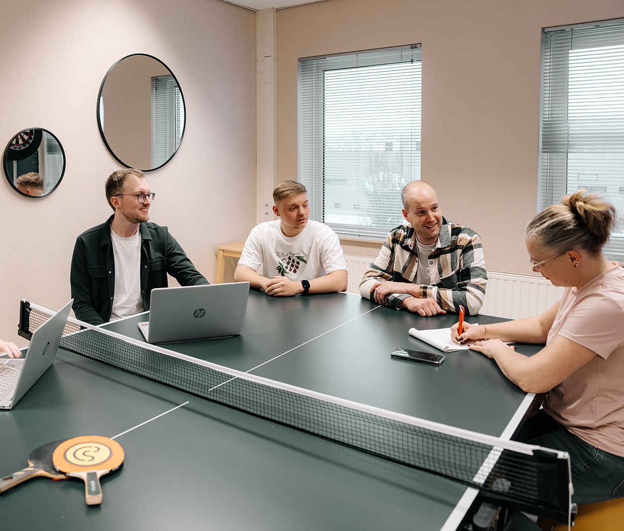 team aan het vergaderen rondom tafeltennistafel