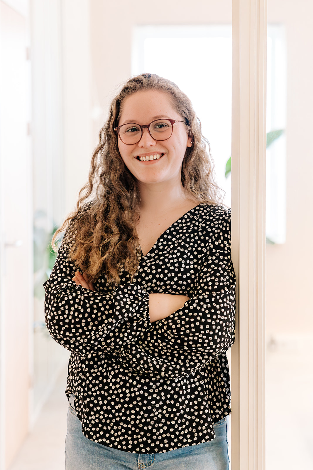 Vrouw leunt tegen deurpost
