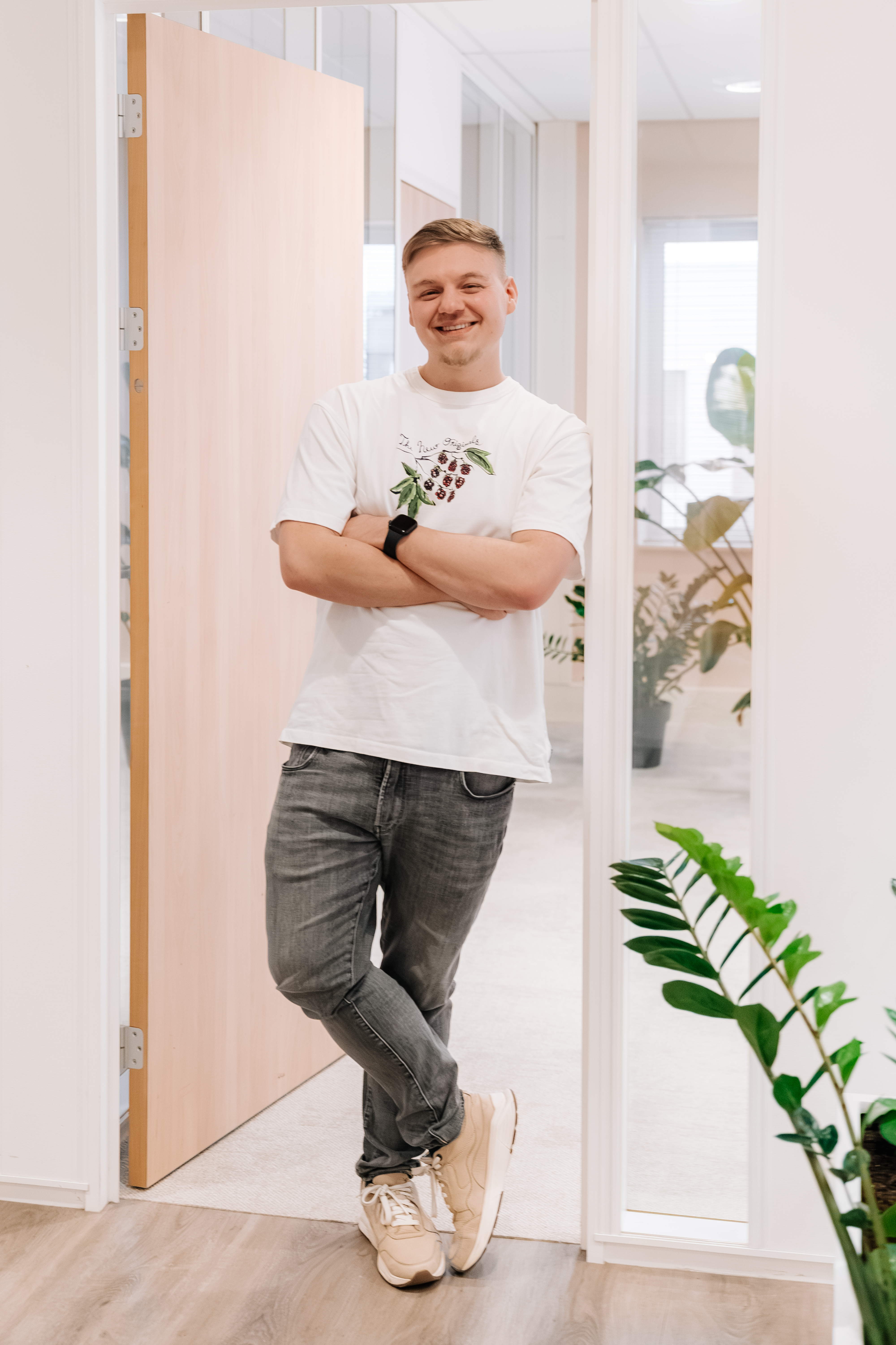Man leunt tegen deurpost