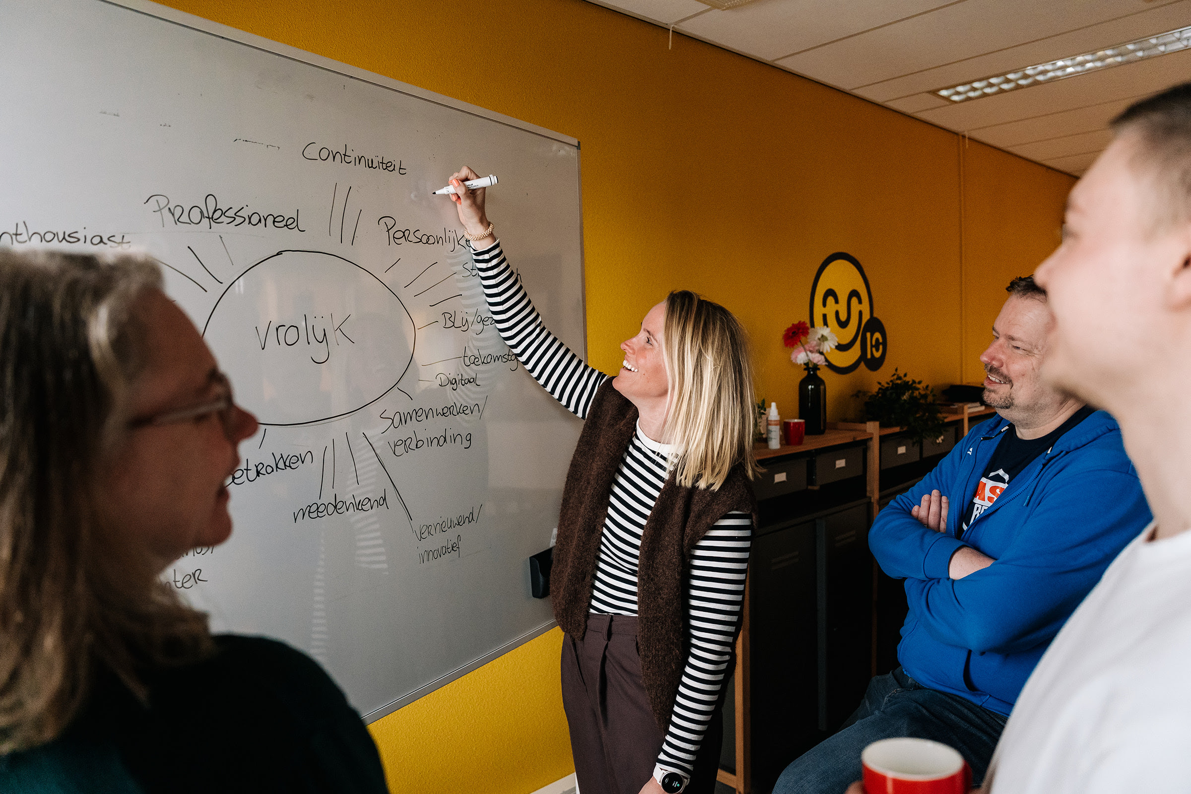 Vrouw schrijft op whiteboard