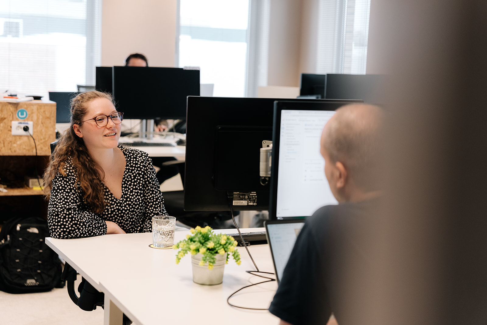 Collega's overleggen aan bureau