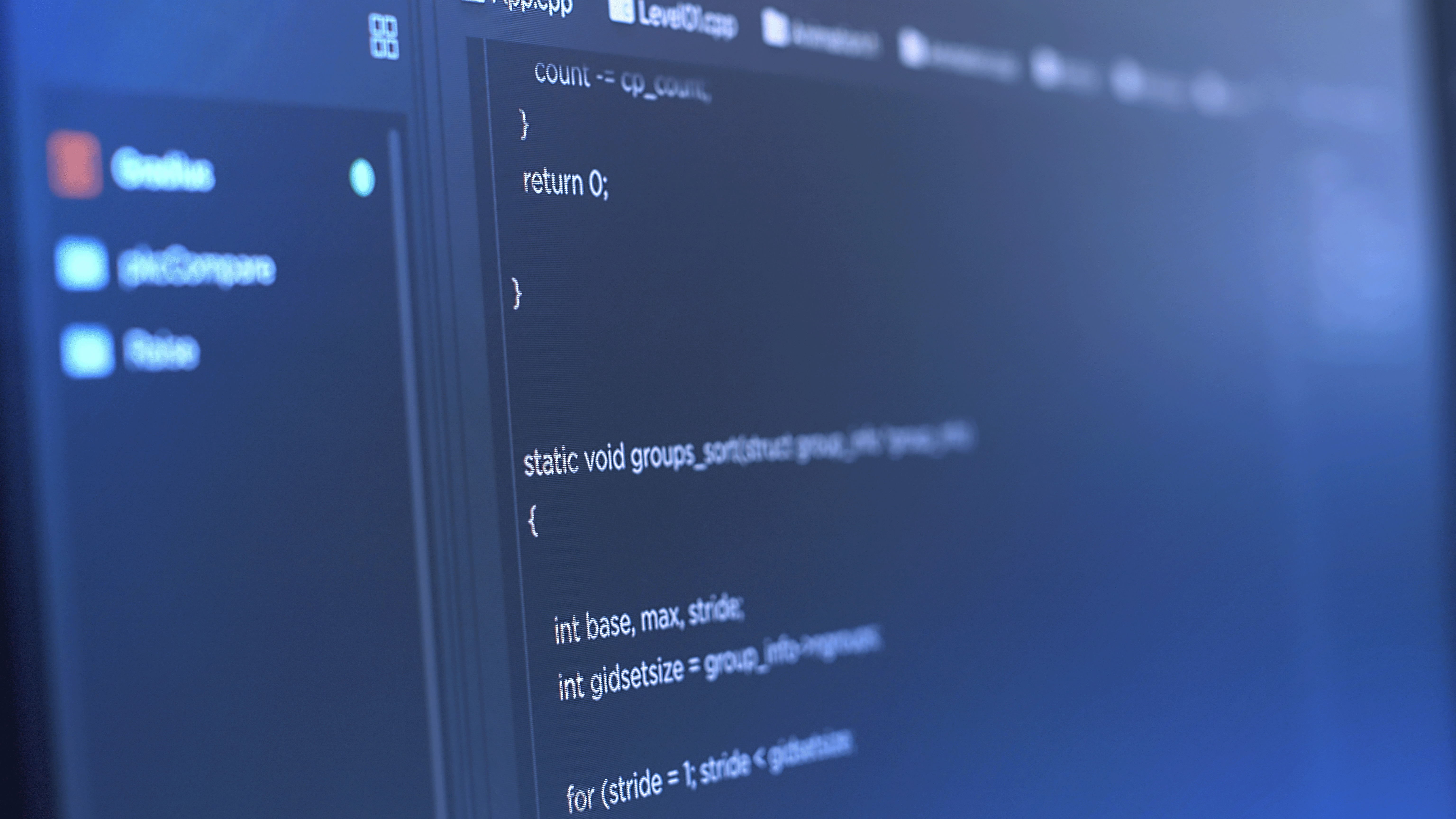 Code editor scherm met C++ broncode, zijpaneel met functies en donkerblauwe syntax highlighting
