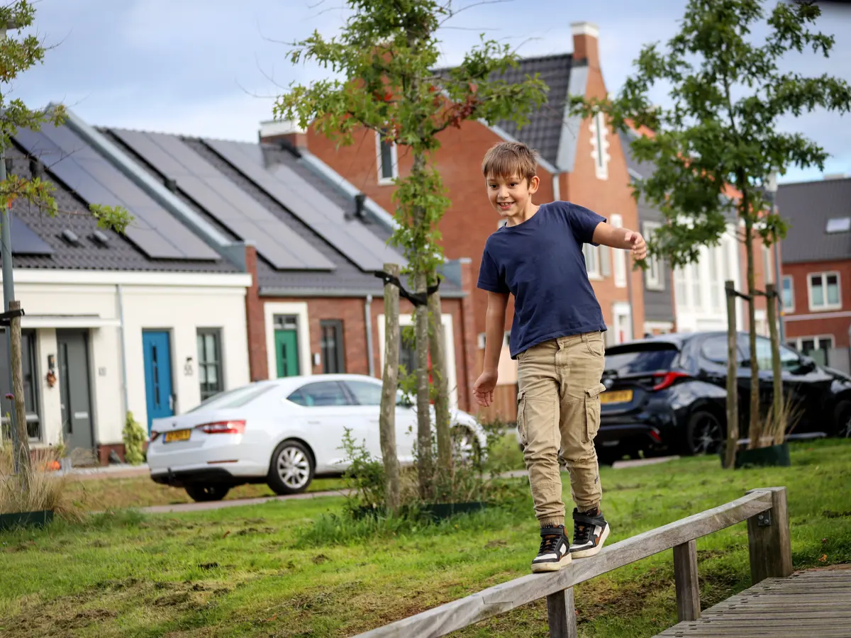 jongen loopt over reling