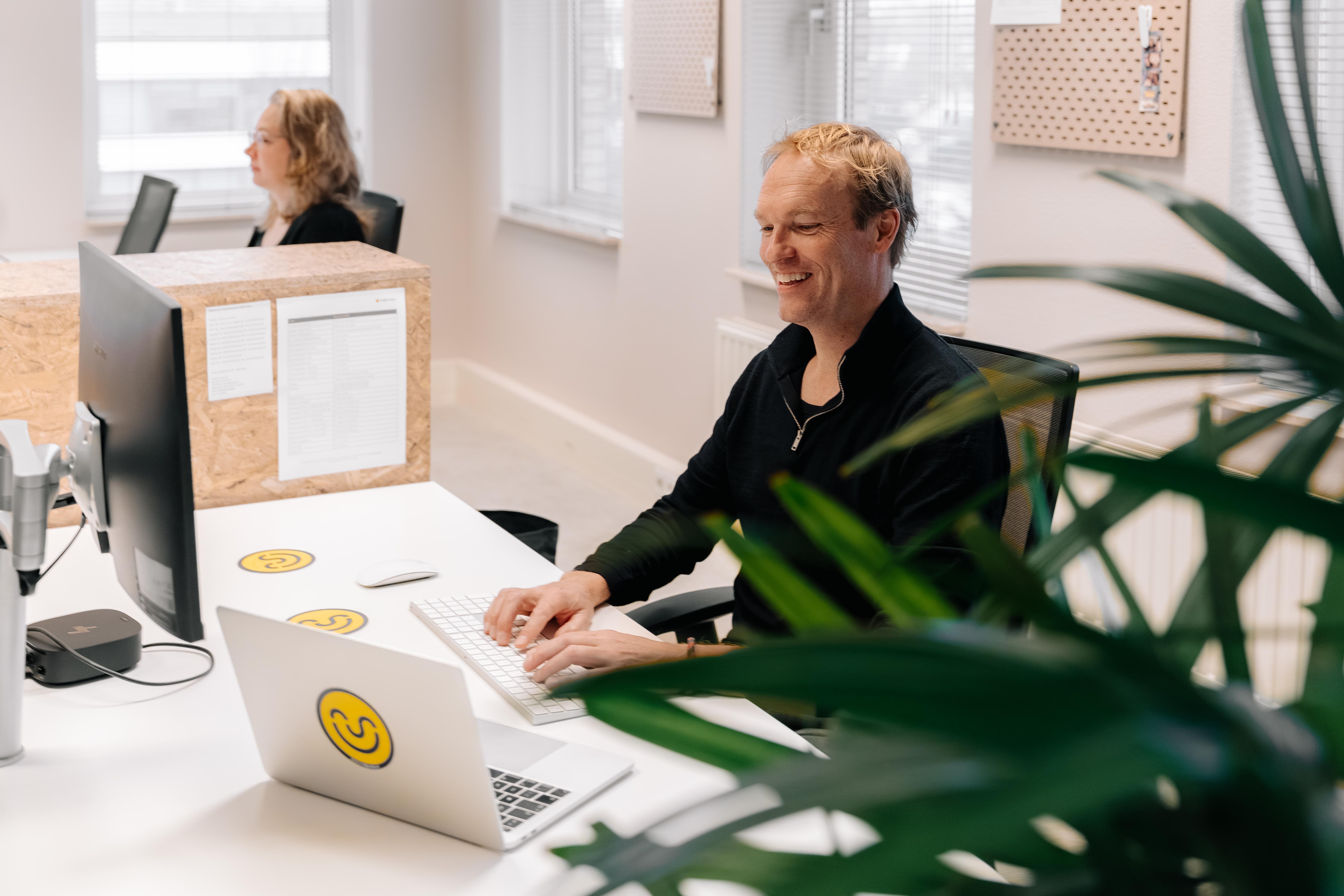 Man aan het werk aan bureau