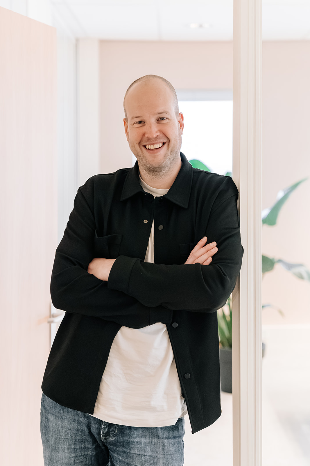 Man leunt tegen deurpost