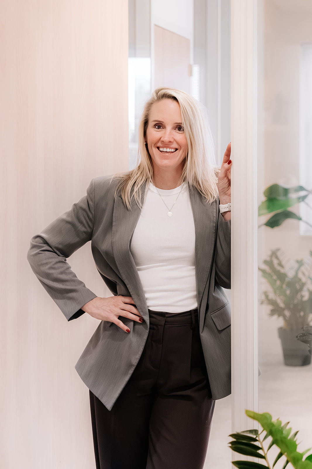 Vrouw staat in deuropening