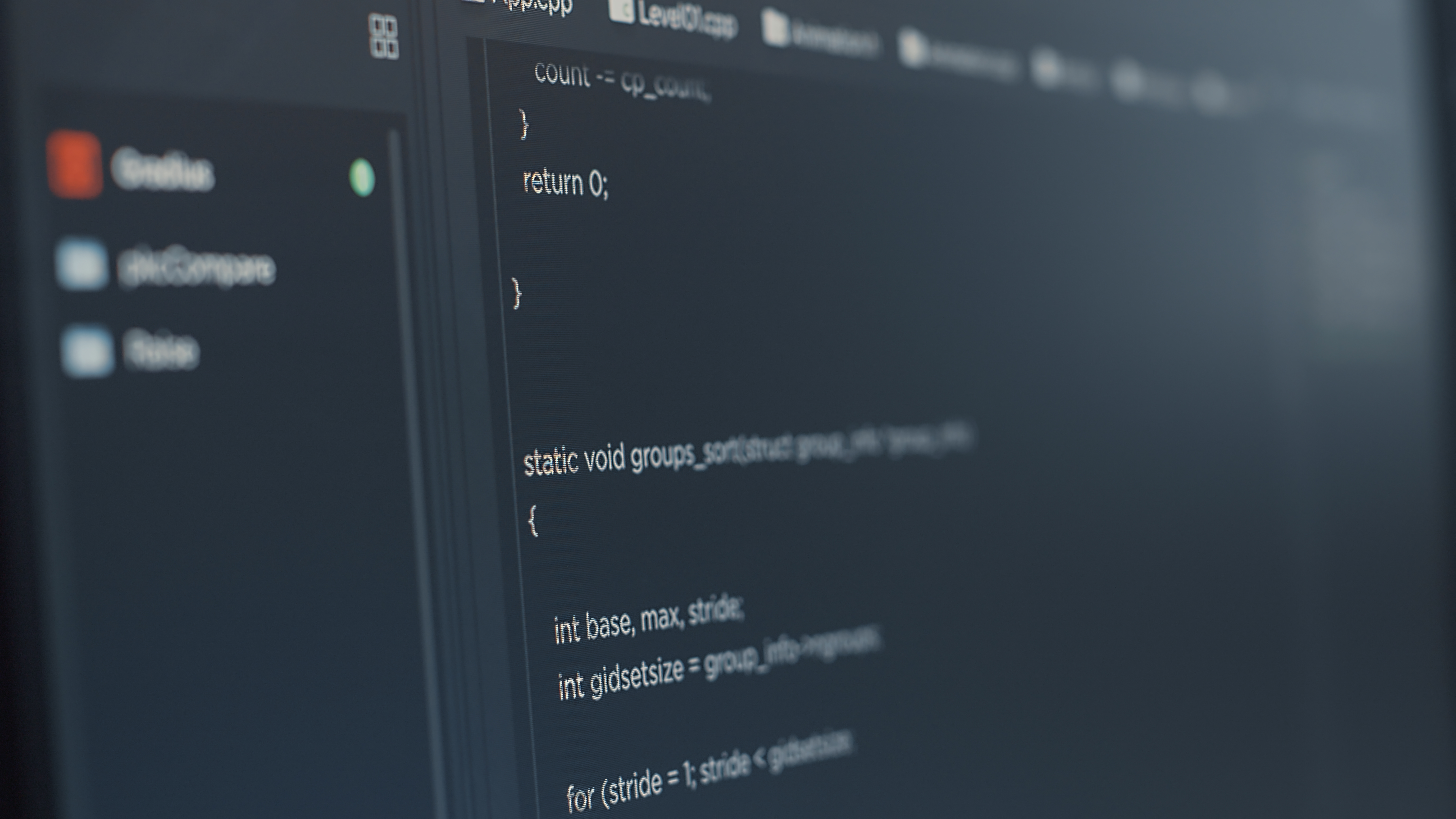 Close-up van code-editor met C++ broncode en projectstructuur in donker thema