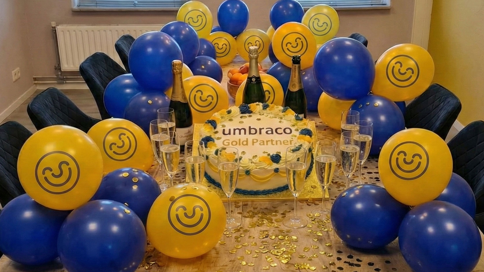 balonnen taart en champagne