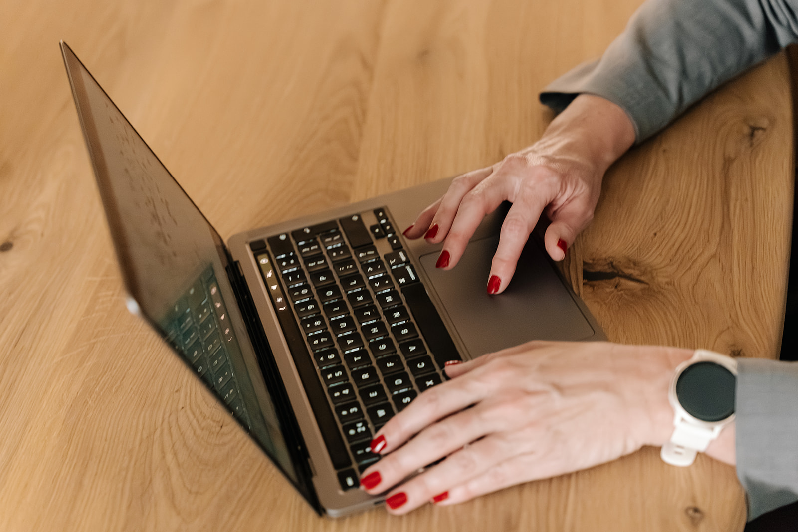 Vrouw aan het typen op laptop